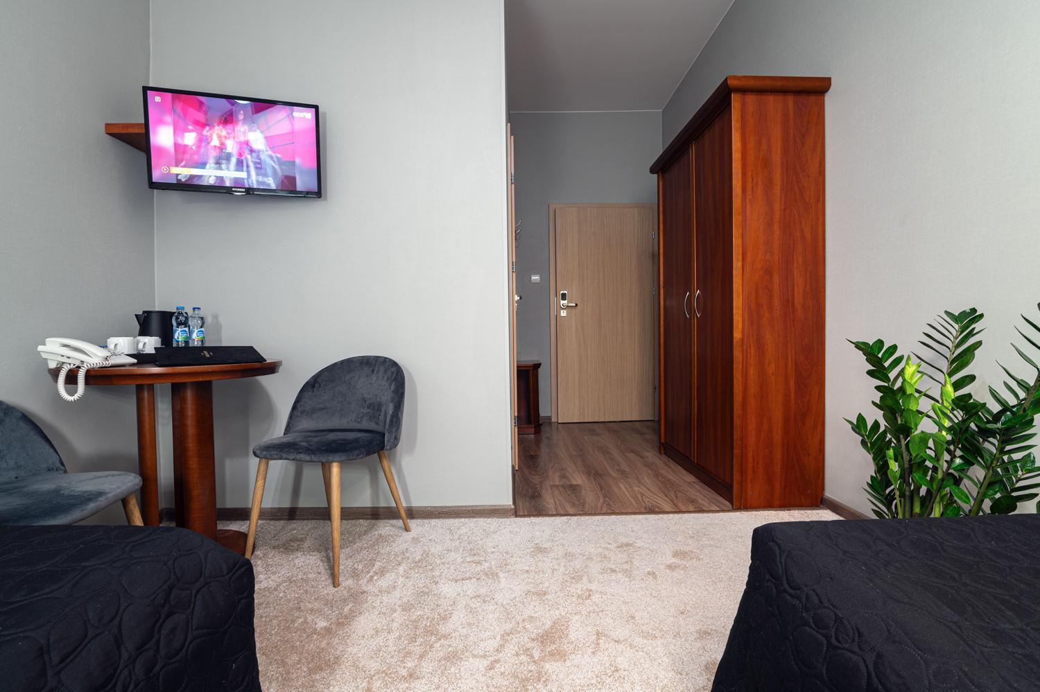 Hotel Absolwent Gostyń Buitenkant foto