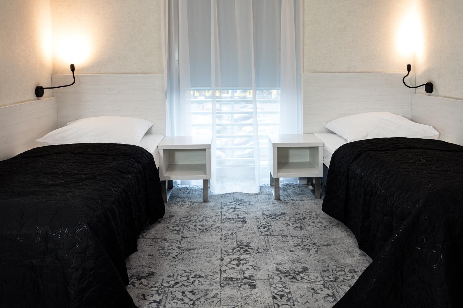 Hotel Absolwent Gostyń Buitenkant foto